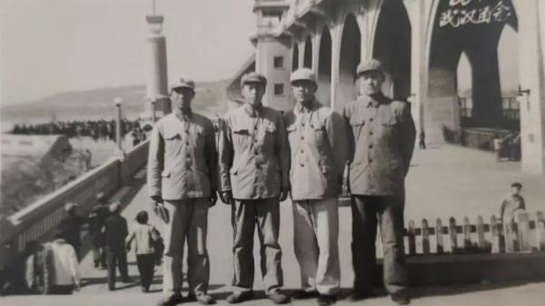 用1400元买的二手手机，81岁的他突然爆火！