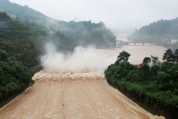 广西柳州暴雨后水库泄洪