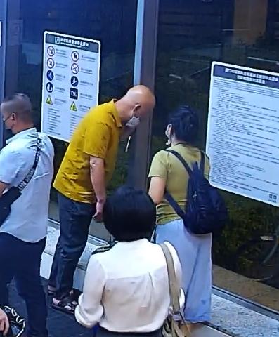 厦门地铁这一幕被拍下！急寻三位“最美”女孩~