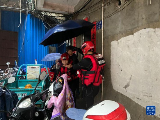 福建南平:暴雨致多处积水 消防紧急转移群众 福建南平:暴雨致多处积水 消防紧急转移群众