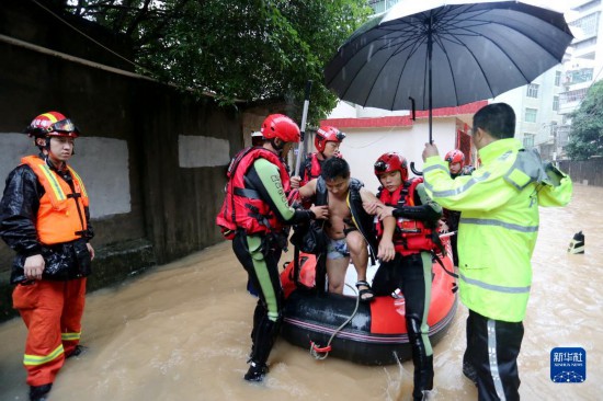福建南平:暴雨致多处积水 消防紧急转移群众 福建南平:暴雨致多处积水 消防紧急转移群众