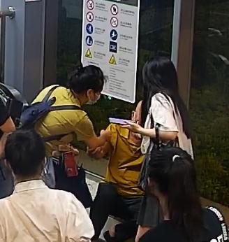 厦门地铁这一幕被拍下！急寻三位“最美”女孩~