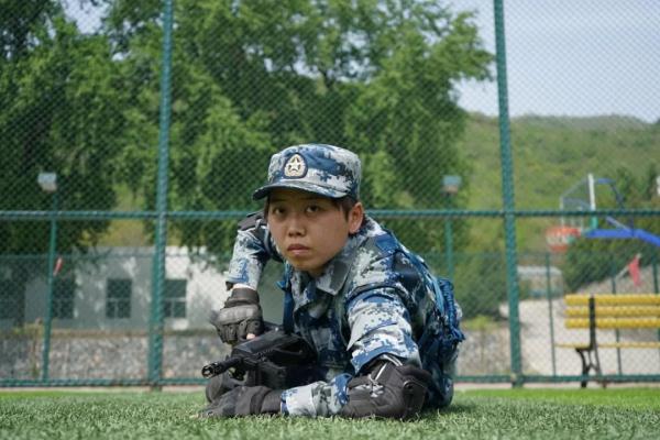 驻港部队“00”后女兵成狙击枪王，年轻的女兵们好样的！