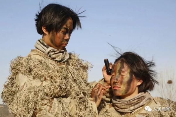 驻港部队“00”后女兵成狙击枪王，年轻的女兵们好样的！