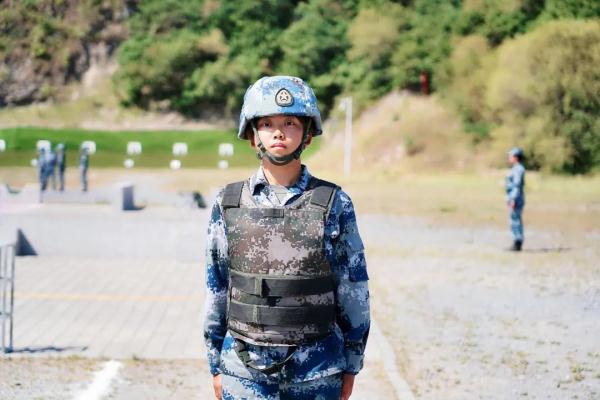 驻港部队“00”后女兵成狙击枪王，年轻的女兵们好样的！