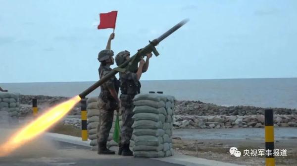 驻港部队“00”后女兵成狙击枪王，年轻的女兵们好样的！