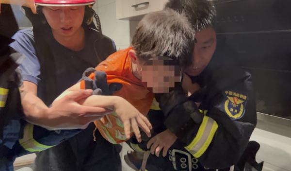 惊险！8岁男孩从25楼坠入烟囱