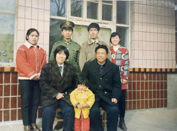 驻港部队“00”后女兵成狙击枪王，年轻的女兵们好样的！