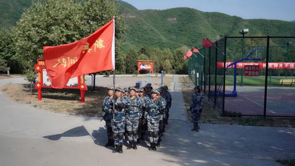 驻港部队“00”后女兵成狙击枪王，年轻的女兵们好样的！