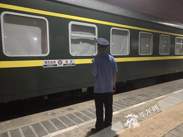 特写 | K1064，菜园坝火车站的最后一趟列车