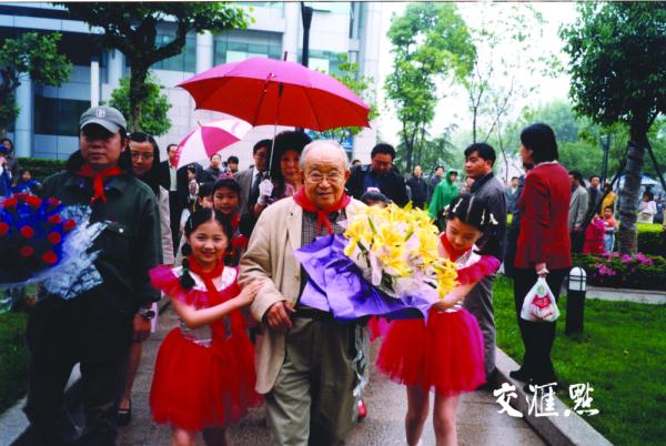 怀念！乔羽曾给南京“小红花”团歌作词，喜爱江苏的美食与美酒