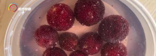 盐水浸泡后有小虫钻出来,这样的杨梅能吃吗? 盐水浸泡后有小虫钻出来,这样的杨梅能吃吗?