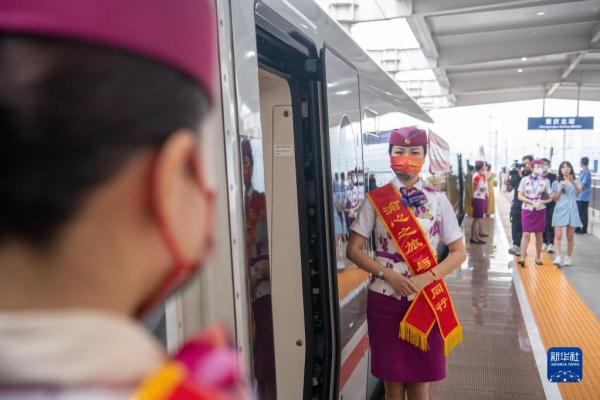 新华全媒+｜三峡库区迎来首条高铁 郑渝高铁全线通车