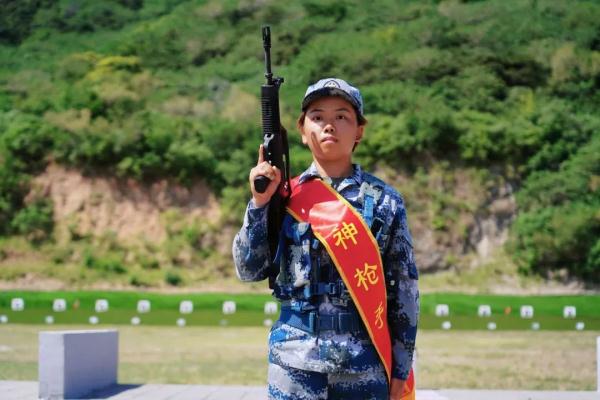 驻港部队“00”后女兵成狙击枪王，年轻的女兵们好样的！