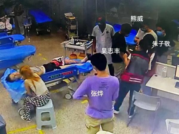 小伙遇车祸休克,4名武大医学生出手了! 小伙遇车祸休克,4名武大医学生出手了!
