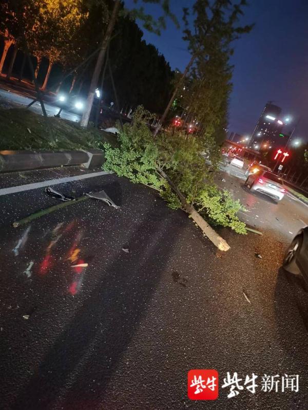 夜间开车太莽撞驾驶员操作失误撞毁小轿车