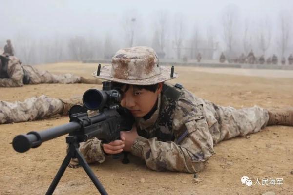 驻港部队“00”后女兵成狙击枪王，年轻的女兵们好样的！