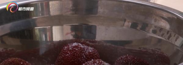 盐水浸泡后有小虫钻出来,这样的杨梅能吃吗? 盐水浸泡后有小虫钻出来,这样的杨梅能吃吗?