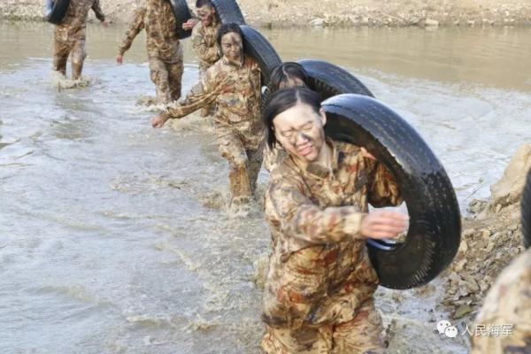 驻港部队“00”后女兵成狙击枪王，年轻的女兵们好样的！