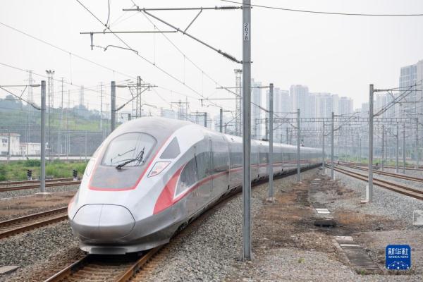 新华全媒+｜三峡库区迎来首条高铁 郑渝高铁全线通车