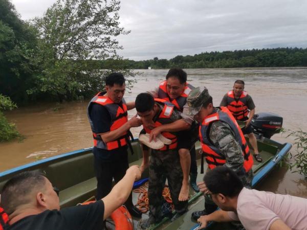 多地官兵、民兵抗洪抢险进行时 多地官兵、民兵抗洪抢险进行时