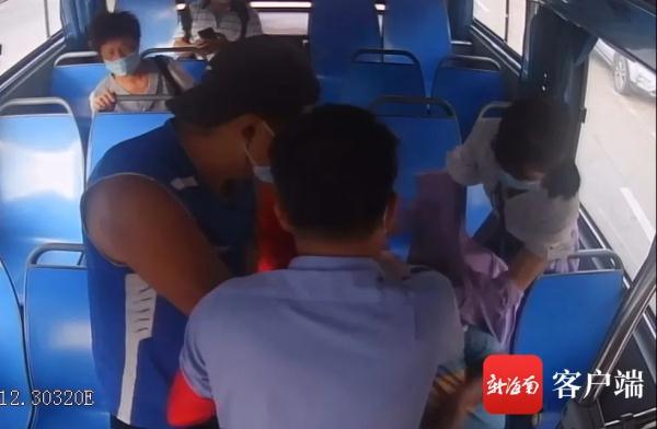 海口一公交车上乘客突发疾病，接下来的一幕太暖了……