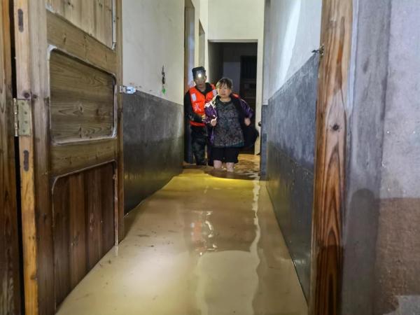 多地官兵、民兵抗洪抢险进行时 多地官兵、民兵抗洪抢险进行时