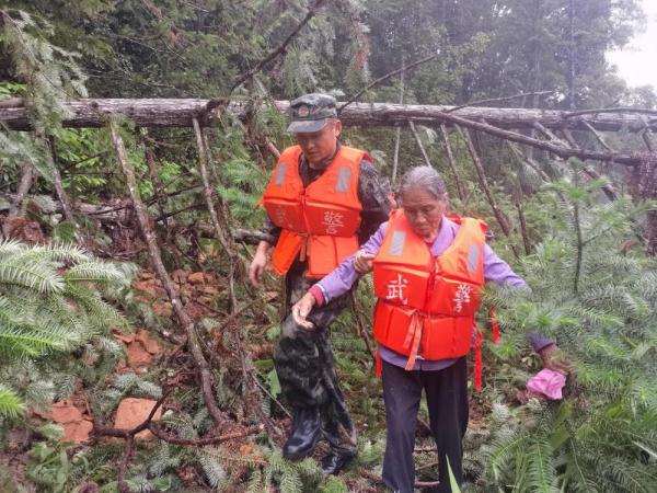 多地官兵、民兵抗洪抢险进行时 多地官兵、民兵抗洪抢险进行时