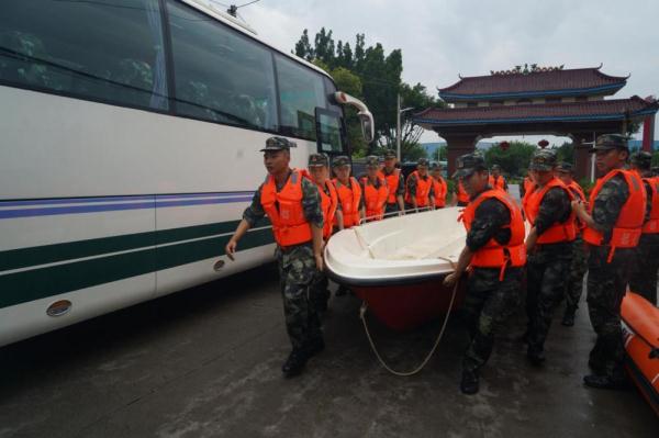 多地官兵、民兵抗洪抢险进行时 多地官兵、民兵抗洪抢险进行时