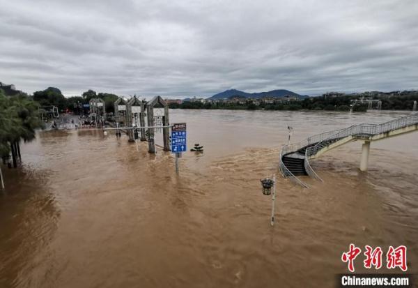 广西桂林强降雨持续漓江桂林市区段超警1米多