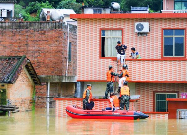 多地官兵、民兵抗洪抢险进行时 多地官兵、民兵抗洪抢险进行时