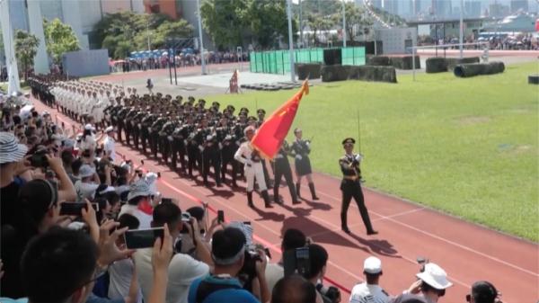 驻港部队仪仗兵的训练有多苦？女兵两个月就踢坏一双鞋！