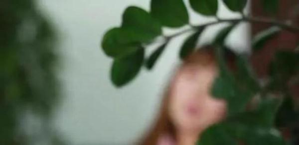 姑娘谈恋爱，谈一个“死一个”，警方介入却将她闺蜜抓走