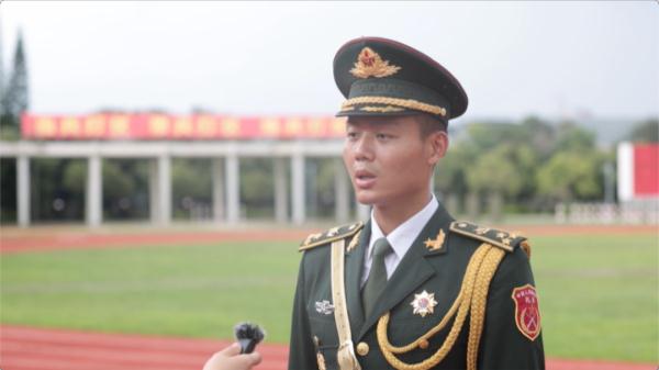 驻港部队仪仗兵的训练有多苦？女兵两个月就踢坏一双鞋！