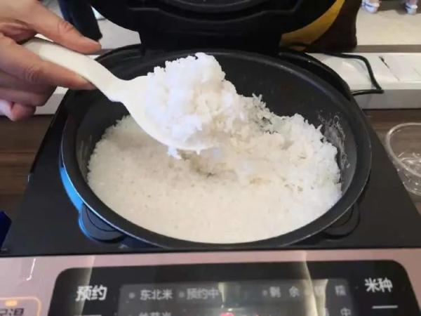 梅雨季大米出虫还能吃吗?专家解读→ 梅雨季大米出虫还能吃吗?专家解读→