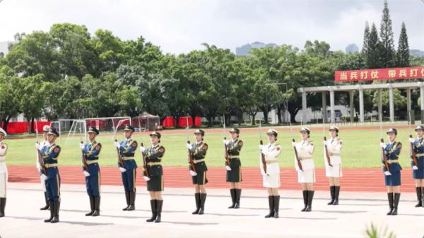 驻港部队仪仗兵的训练有多苦？女兵两个月就踢坏一双鞋！
