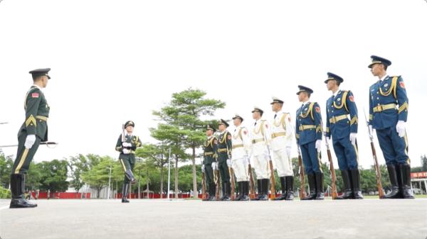 驻港部队仪仗兵的训练有多苦？女兵两个月就踢坏一双鞋！