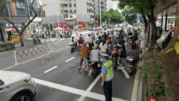 福州人注意！这个路口增加了专用信号灯，非机动车可以直接左拐！