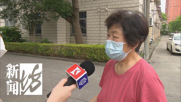 路边香樟树被扒皮，下毒手的竟是…上海这个别墅区的居民吵翻了！