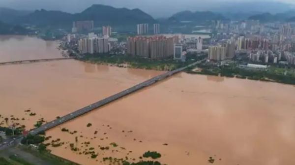 婴儿出生3天被困洪水！营救中竟然全程安睡