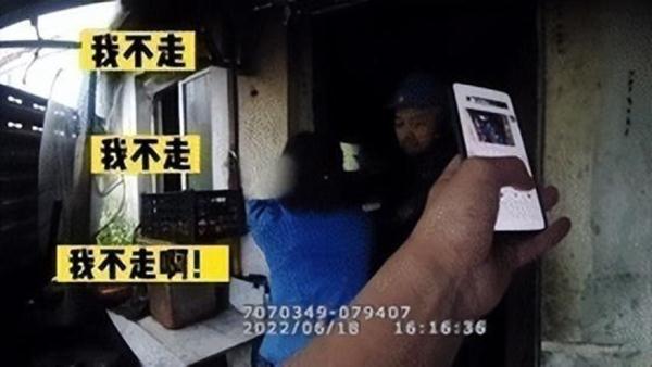 婴儿出生3天被困洪水！营救中竟然全程安睡