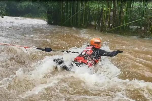 婴儿出生3天被困洪水！营救中竟然全程安睡
