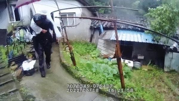 婴儿出生3天被困洪水！营救中竟然全程安睡