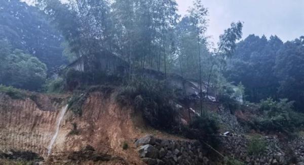 婴儿出生3天被困洪水！营救中竟然全程安睡