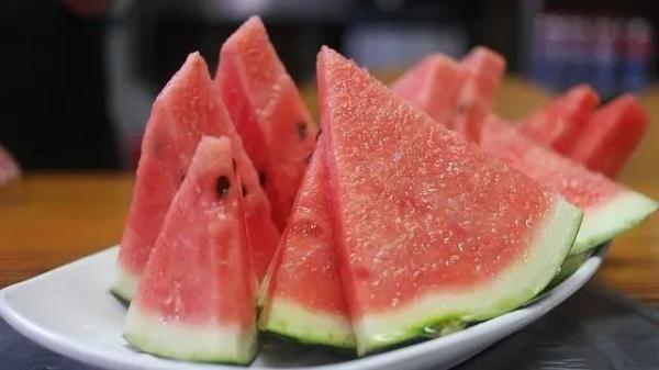 夏日吃瓜一问：切开的瓜到底要不要包保鲜膜？