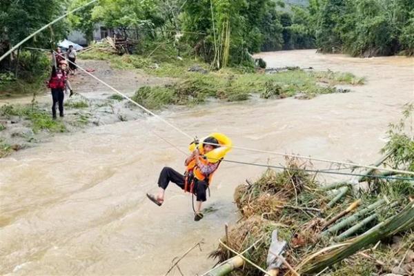 婴儿出生3天被困洪水！营救中竟然全程安睡