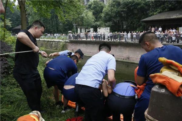 历时40分钟，重庆永川警民合力救起落水老人！