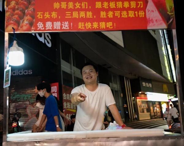 “赢了送西瓜!”长沙一水果摊主靠猜拳卖瓜走红,遭观众质疑:肯定专门练过! “赢了送西瓜!”长沙一水果摊主靠猜拳卖瓜走红,遭观众质疑:肯定专门练过!