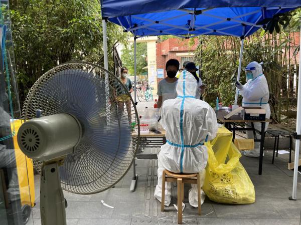 高温下的采样“大白”：愿大家能保重身体 共战酷暑