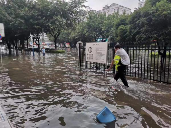 婴儿出生3天被困洪水！营救中竟然全程安睡